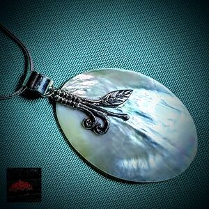 NWT-MOTHER OF PEARL, NATURAL RAINBOW HUES. STERLING 18" PENDANT. 👇  👇